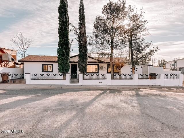 627 N H Ave, Douglas, AZ 85607 - ranch-style home featuring stucco siding and a fenced front yard