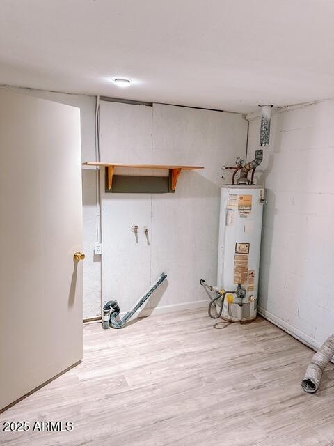 627 N H Ave, Douglas, AZ 85607 - utility room featuring gas water heater