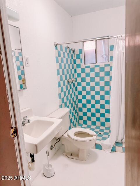 627 N H Ave, Douglas, AZ 85607 - bathroom with a sink, toilet, and a shower with curtain