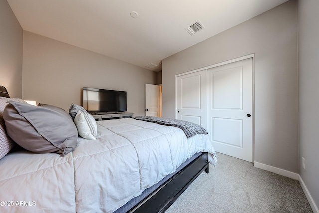 bedroom featuring baseboards, visible vents, carpet floors, and a closet