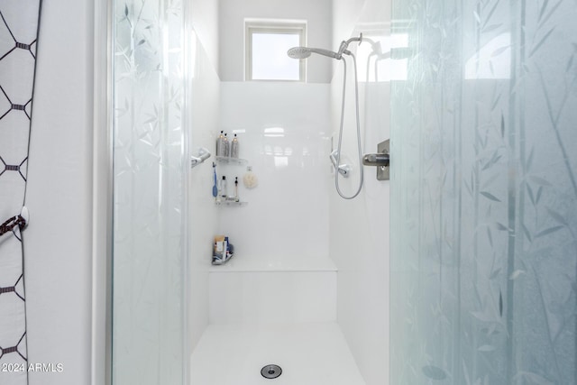 bathroom featuring a shower with shower curtain