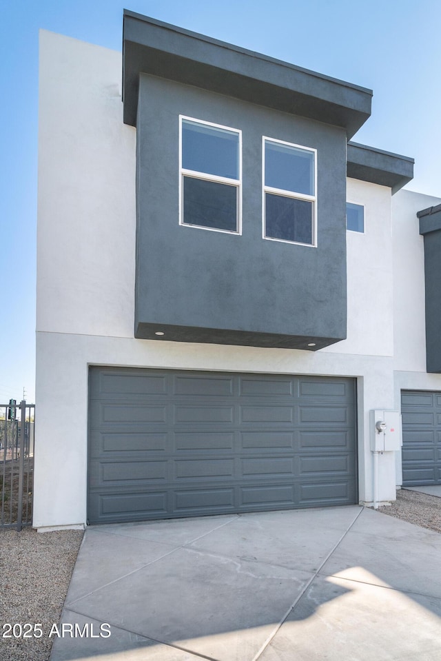 view of front facade featuring a garage