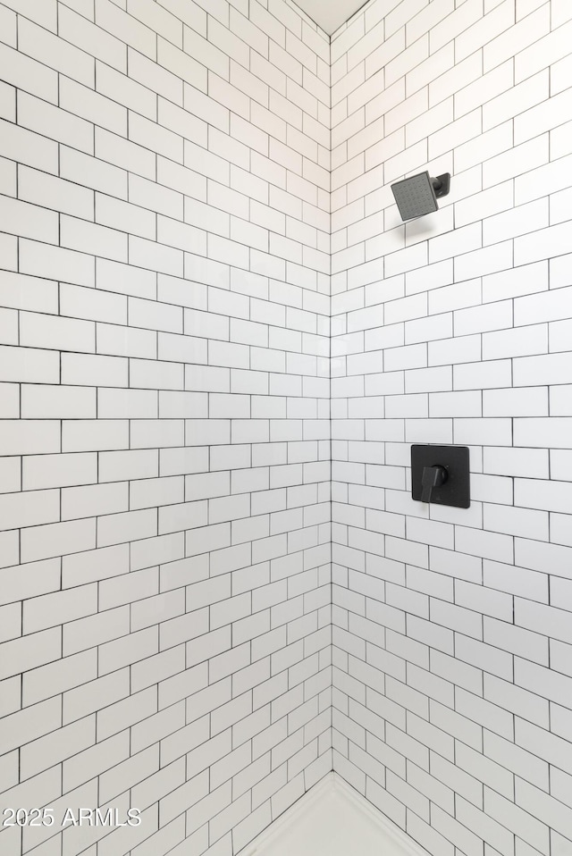 bathroom featuring a tile shower