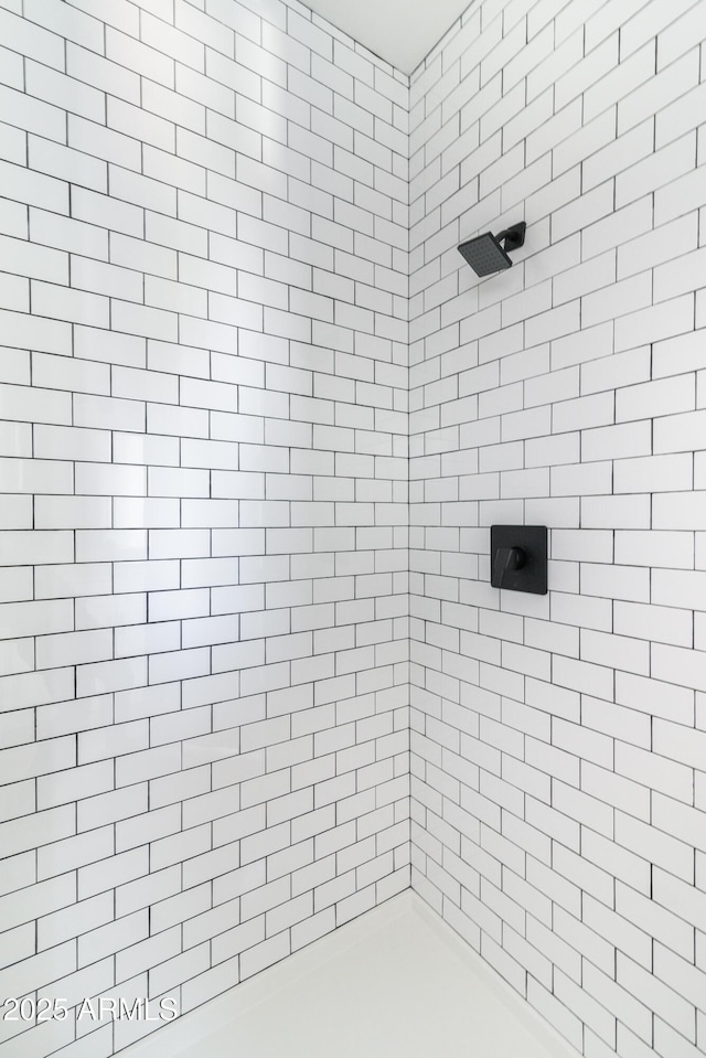 bathroom featuring a tile shower