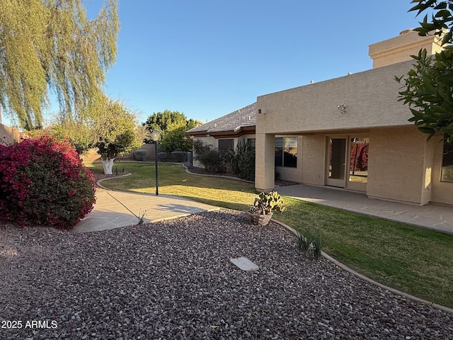 view of yard featuring a patio