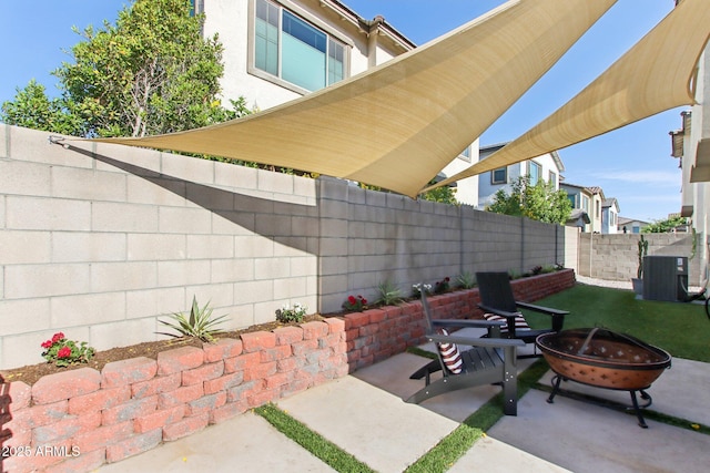 6641 N Desert Shadow Ln, Phoenix, AZ 85014 - view of patio featuring an outdoor fire pit, a fenced backyard, and central AC