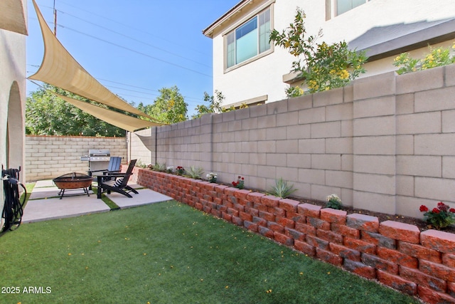 6641 N Desert Shadow Ln, Phoenix, AZ 85014 - view of yard featuring an outdoor fire pit and a patio area