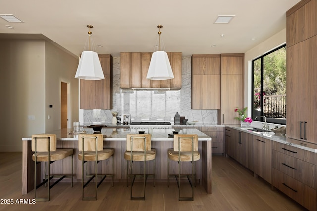 12887 N 135th St, Scottsdale, AZ 85259 - kitchen featuring modern cabinets, light wood finished floors, tasteful backsplash, a spacious island, and recessed lighting