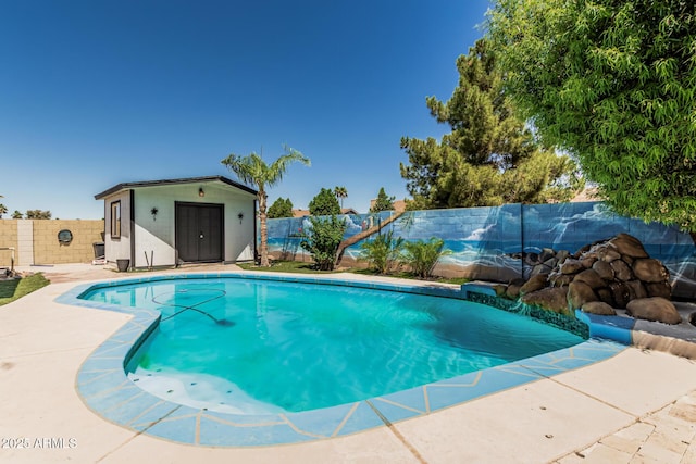 4020 W Anderson Dr, Glendale, AZ 85308 - view of swimming pool featuring a fenced backyard, an outbuilding, and a patio
