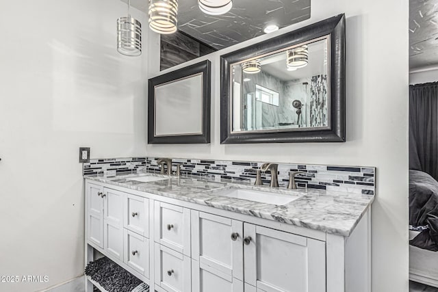 4020 W Anderson Dr, Glendale, AZ 85308 - full bath featuring double vanity, baseboards, and backsplash