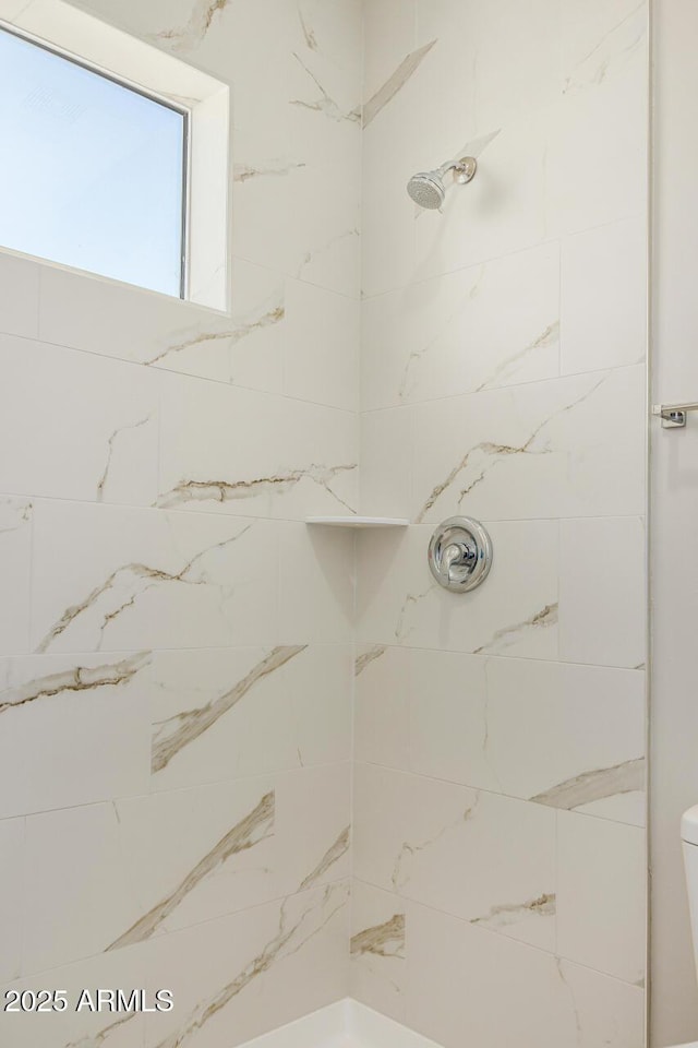 bathroom featuring tiled shower