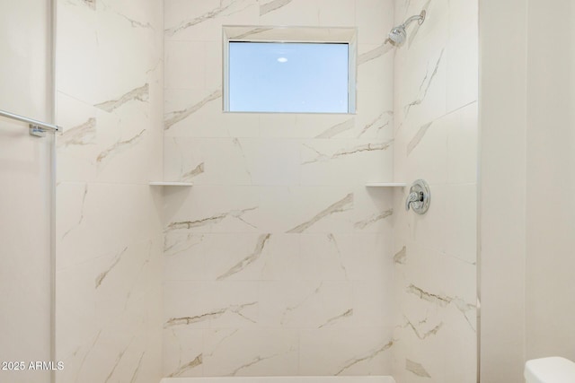 bathroom featuring a tile shower