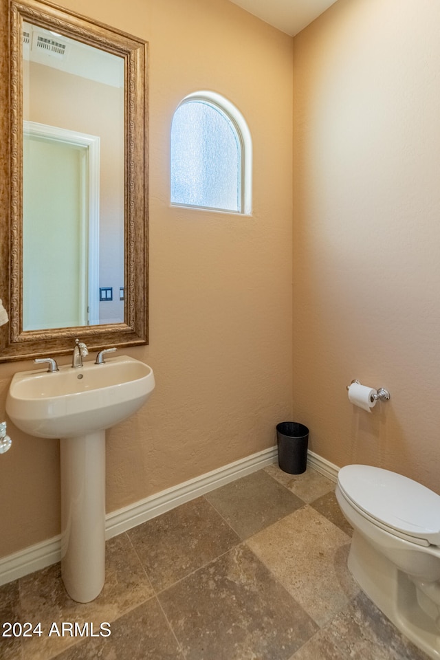 bathroom featuring sink and toilet