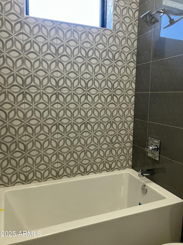 4079 E Roosevelt St, Apache Junction, AZ 85119 - full bath featuring a bathtub