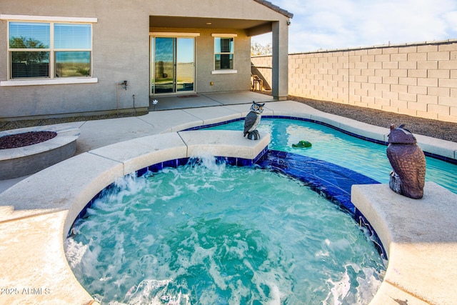 view of swimming pool with a jacuzzi and pool water feature