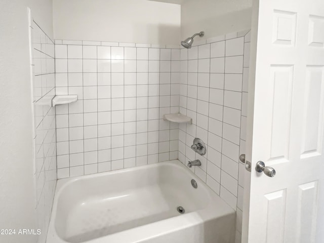 bathroom with tiled shower / bath combo