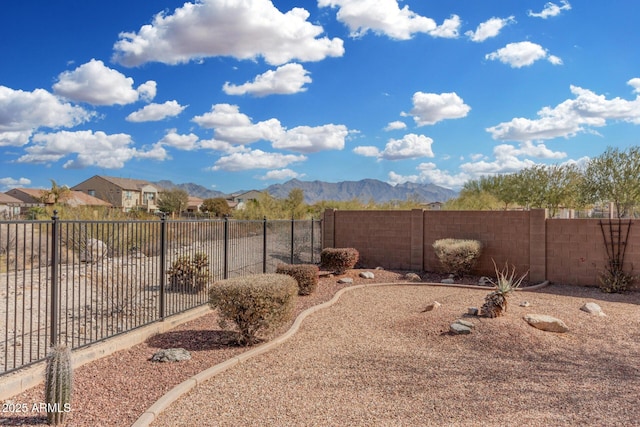 view of yard with a mountain view