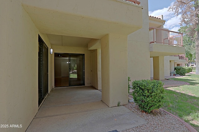 9355 N 91st St Unit 116, Scottsdale, AZ 85258 - property entrance with stucco siding and a balcony