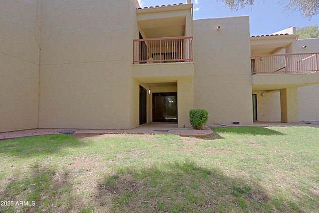 9355 N 91st St Unit 116, Scottsdale, AZ 85258 - exterior space featuring a lawn, a tile roof, a balcony, and stucco siding