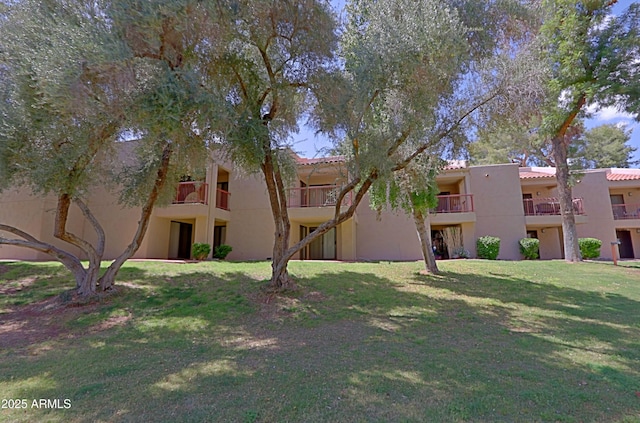 9355 N 91st St Unit 116, Scottsdale, AZ 85258 - view of front of house with stucco siding, a front lawn, and a tile roof