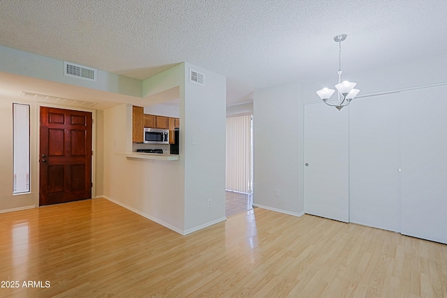 9355 N 91st St Unit 116, Scottsdale, AZ 85258 - interior space featuring a notable chandelier, visible vents, and light wood-style flooring