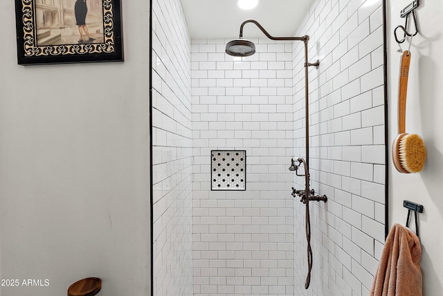 bathroom featuring tiled shower