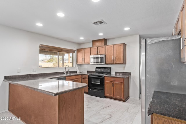 kitchen with stainless steel appliances, a peninsula, a sink, brown cabinets, and recessed lighting