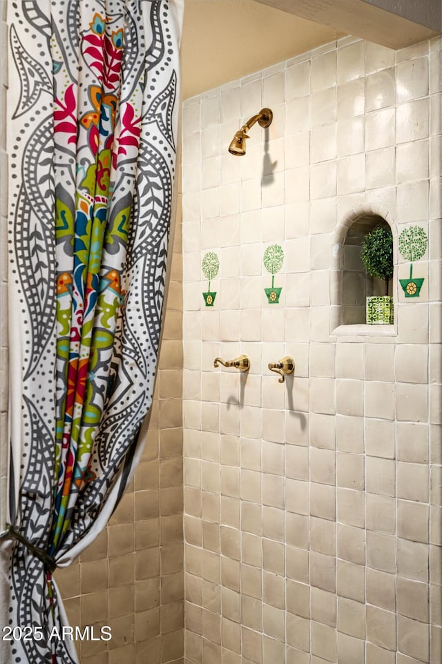 4316 N 40th St, Phoenix, AZ 85018 - bathroom view of a tile shower