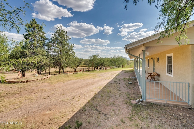 view of yard featuring a rural view