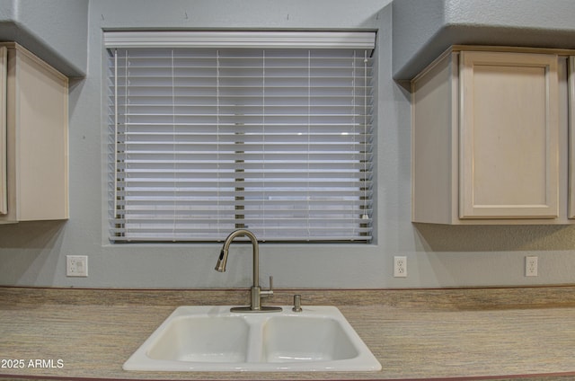 4714 E Paso Trl, Phoenix, AZ 85050 - kitchen featuring a sink