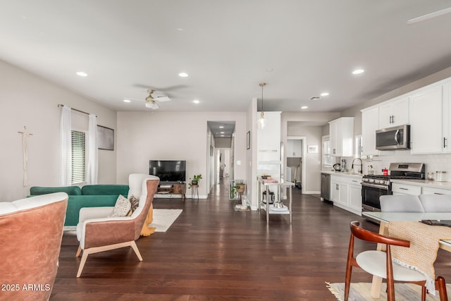 living room with dark wood-style floors, recessed lighting, baseboards, and ceiling fan