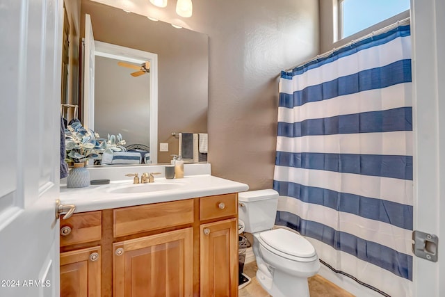 full bathroom featuring a shower with curtain, vanity, toilet, and a ceiling fan