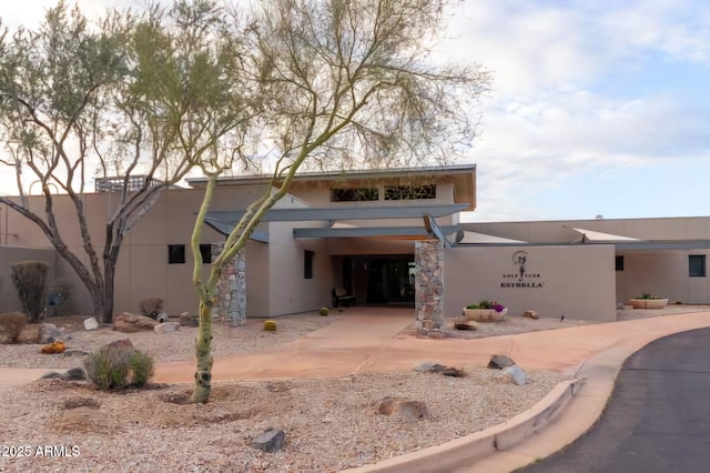 view of front facade with stucco siding