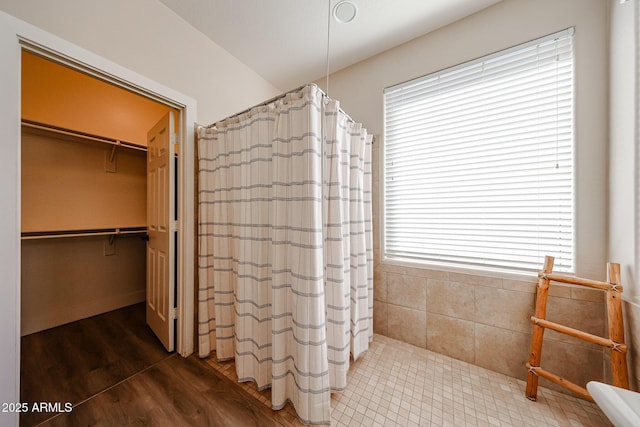 bathroom featuring a shower with shower curtain