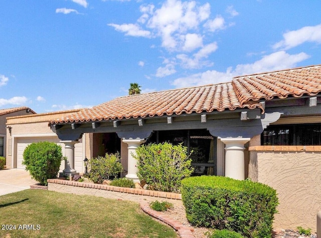 view of front of house featuring a garage