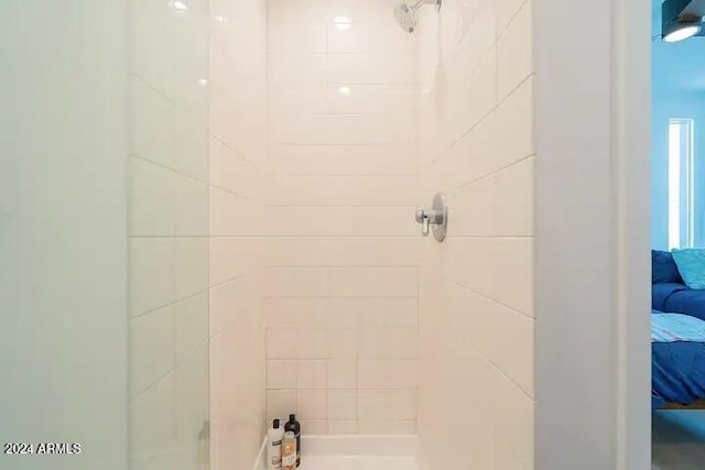 bathroom featuring a tile shower