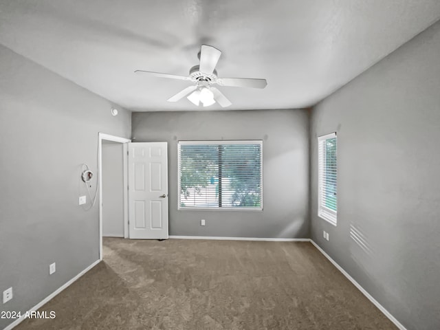 carpeted empty room featuring ceiling fan