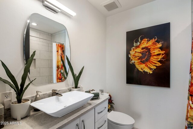 1 E Lexington Ave Unit 1209, Phoenix, AZ 85012 - bathroom featuring vanity, toilet, and curtained shower