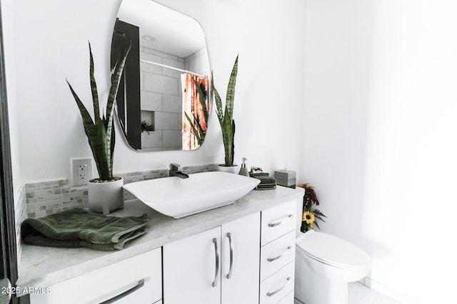 1 E Lexington Ave Unit 1209, Phoenix, AZ 85012 - bathroom featuring vanity, toilet, and curtained shower