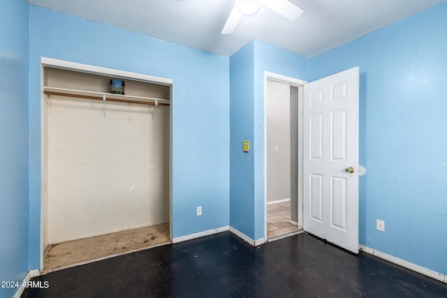 unfurnished bedroom with ceiling fan and a closet