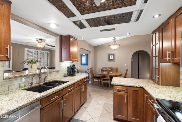 kitchen with stainless steel appliances, tasteful backsplash, visible vents, a ceiling fan, and a sink