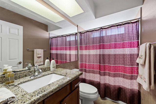 full bath with a shower with shower curtain, vanity, and toilet