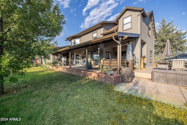 view of front of property featuring a patio area and a front yard