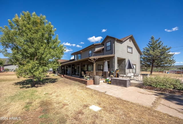 view of front of home featuring ceiling fan and a patio area