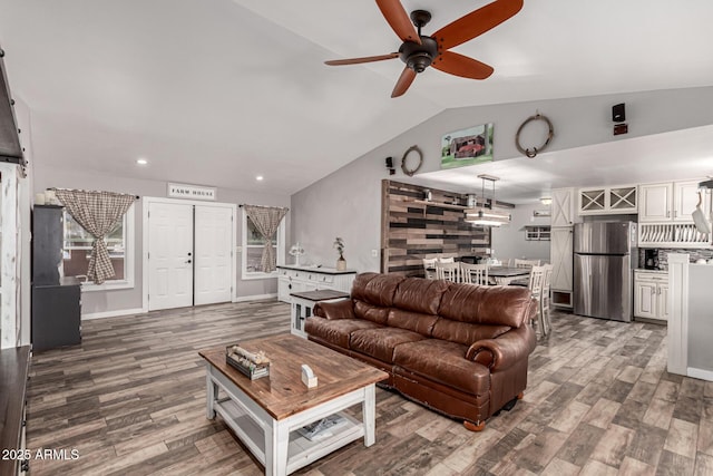 living area featuring recessed lighting, wood finished floors, a ceiling fan, baseboards, and vaulted ceiling