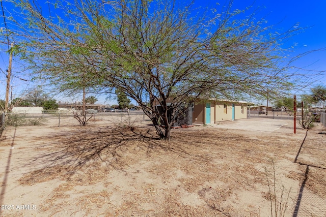 423 W Phoenix Ave, Eloy, AZ 85131 - view of yard featuring an outbuilding, fence, and a patio