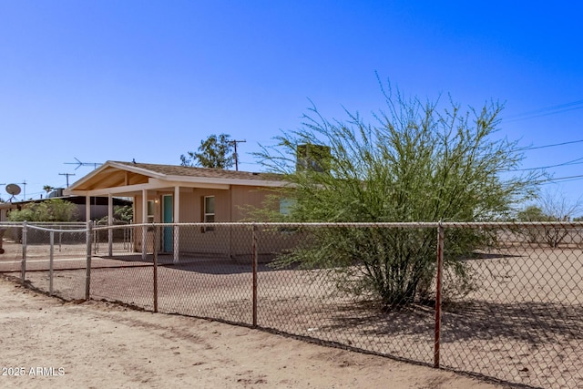 423 W Phoenix Ave, Eloy, AZ 85131 - view of front facade with fence
