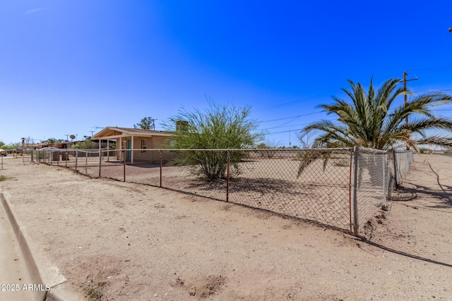 423 W Phoenix Ave, Eloy, AZ 85131 - view of yard featuring fence