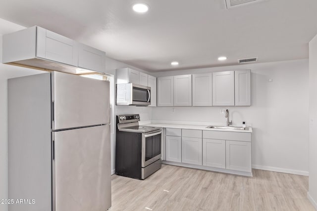 423 W Phoenix Ave, Eloy, AZ 85131 - kitchen featuring a sink, appliances with stainless steel finishes, visible vents, light wood-style floors, and recessed lighting