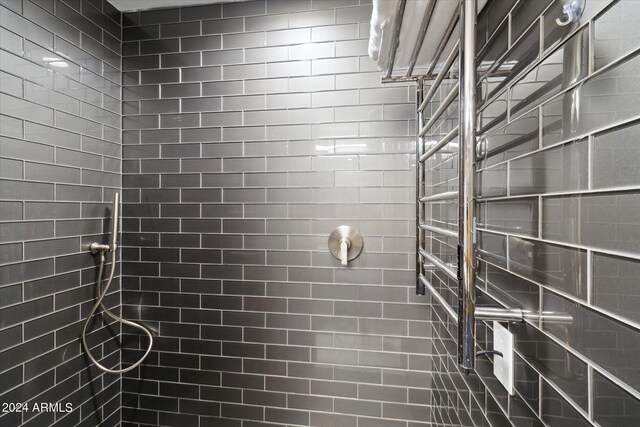 bathroom featuring tiled shower